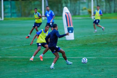 Atletas da base participaram do treino desta terça-feira (20)