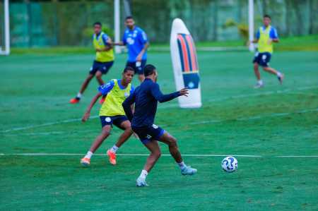 Atletas da base participaram do treino desta terça-feira (20)