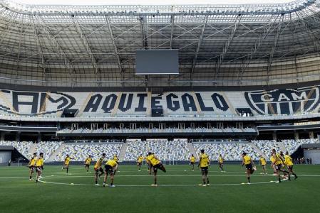 Jogadores do Atlético durante treino na Arena MRV antes de jogo contra o Maringá