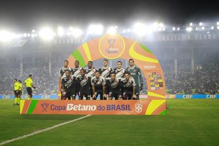 Time do Vasco antes do jogo contra o Operário-PR pela Copa do Brasil