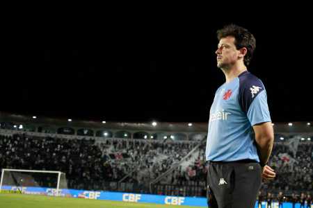 O técnico Fernando Diniz em partida do Vasco em São Januário