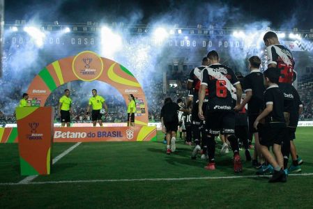 Jogadores do Vasco antes de jogo contra a Copa do Brasil