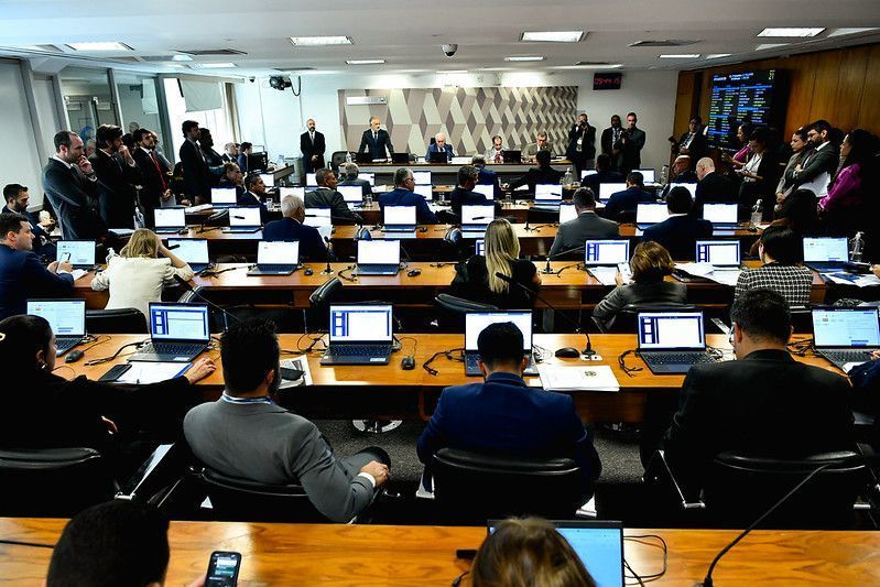 PEC que acaba com a reeleição é aprovada em comissão do Senado; entenda as mudanças