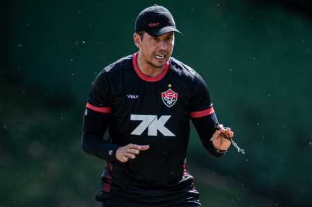 Thiago Carpini, técnico do Vitória, durante treino da equipe
