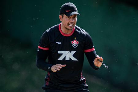 Thiago Carpini, técnico do Vitória, durante treino da equipe