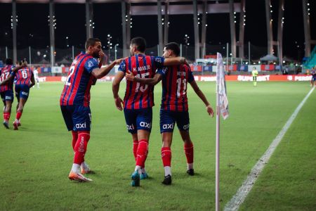 Willian José, Michel Araújo e Rodrigo Nestor comemoram gol do Bahia sobre o Paysandu