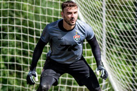 Goleiro Gabriel durante treino do Vitória