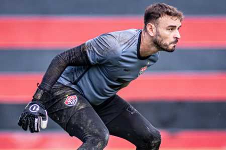 Goleiro Gabriel durante treino do Vitória