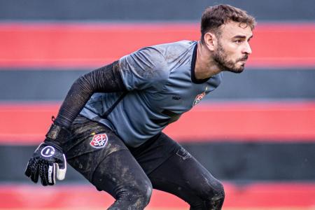 Goleiro Gabriel durante treino do Vitória