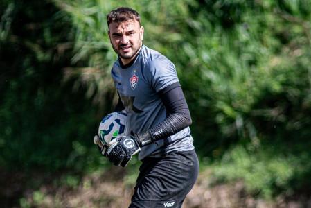 Gabriel durante treino do Vitória