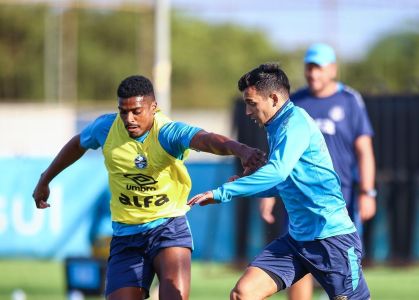 À esquerda, Jemerson, ex-Atlético e atualmente no Grêmio