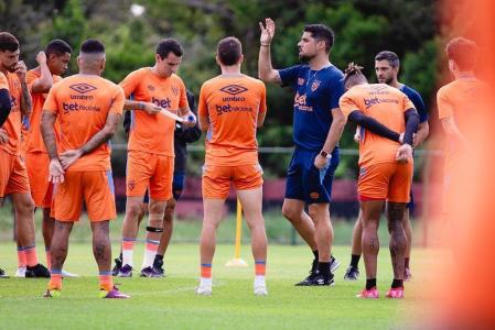 Técnico António Oliveira comandando treino no Sport