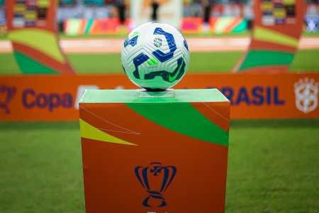 Bola oficial da Copa do Brasil em jogo na Arena Fonte Nova