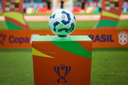 Bola oficial da Copa do Brasil em jogo na Arena Fonte Nova
