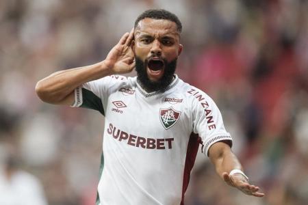Samuel Xavier comemorando gol pelo Fluminense