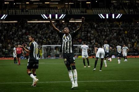 Volante Patrick comemorando gol pelo Atlético