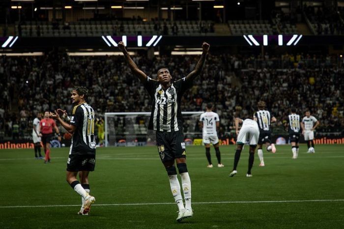 Volante Patrick comemorando gol pelo Atlético