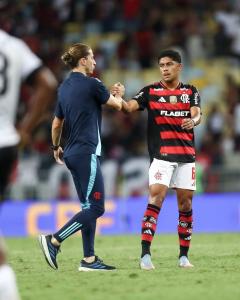 Filipe Luís cumprimenta João Victor, um dos garotos do Ninho que atuou contra o Botafogo-PB