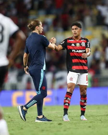 Filipe Luís cumprimenta João Victor, um dos garotos do Ninho que atuou contra o Botafogo-PB