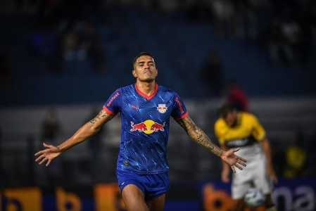 Lucas Barbosa comemorando gol pelo RB Bragantino