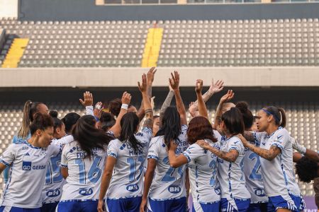 Jogadoras do Cruzeiro antes de partida do Brasileiro Feminino