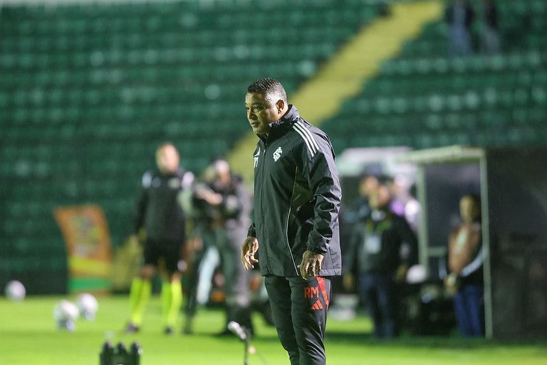 Roger Machado defende cobradores do Inter após pênaltis perdidos: ‘Mérito do goleiro’
