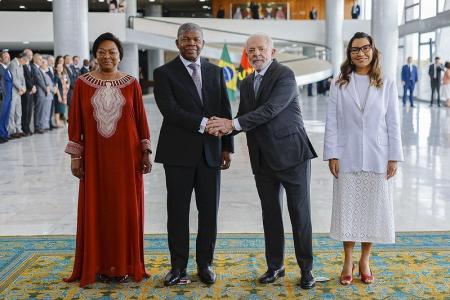 Presidente Lula e a primeira-dama Janja durante a chegada do Presidente da Angola, João Lourenço e primeira-dama Ana Dias Lourenço, no Palácio do Planalto