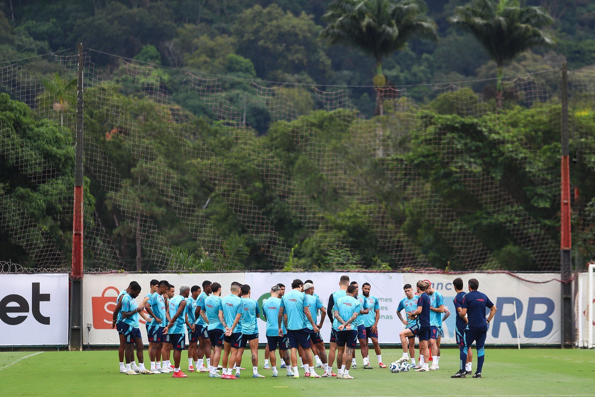 Flamengo divulga relacionados para 'jogo de seis pontos' contra o Palmeiras
