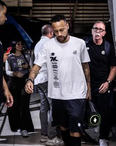 Neymar deve começar no banco contra o Vitória