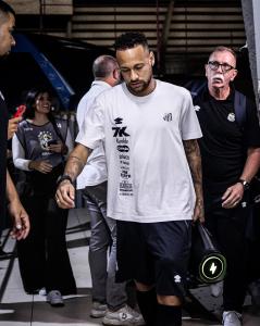 Neymar deve começar no banco contra o Vitória