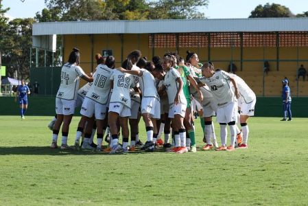 Equipe feminina do Atlético durante jogo da Série A2