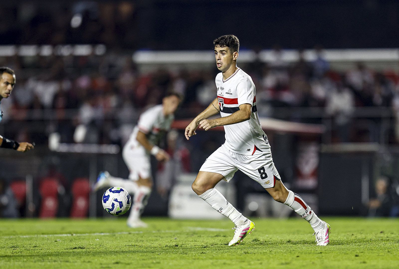 São Paulo: Oscar deixa jogo contra o Mirassol com dores na coxa esquerda