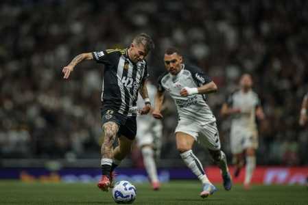Bernard em partida pelo Atlético na Arena MRV