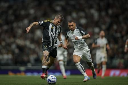 Bernard em partida pelo Atlético na Arena MRV