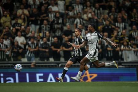 Scarpa pelo Atlético em jogo contra o Corinthians na Arena MRV