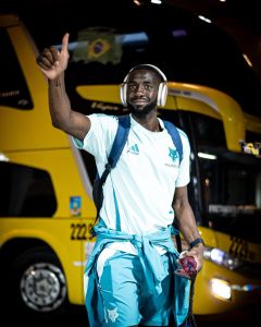 Bolasie antes de partida do Cruzeiro diante do Fortaleza
