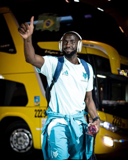 Bolasie antes de partida do Cruzeiro diante do Fortaleza