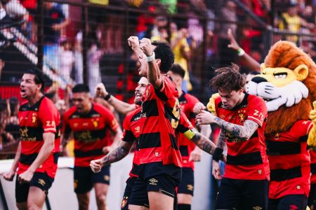 Jogadores do Sport comemoram gol sobre o Internacional no Brasileirão