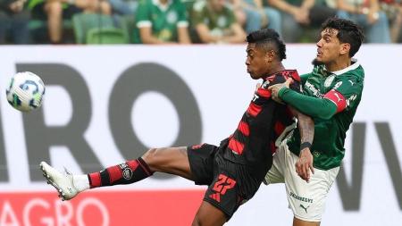Bruno Henrique, do Flamengo, e Gustavo Gómez, do Palmeiras, em disputa de bola durante jogo entre Palmeiras e Flamengo, no primeiro turno