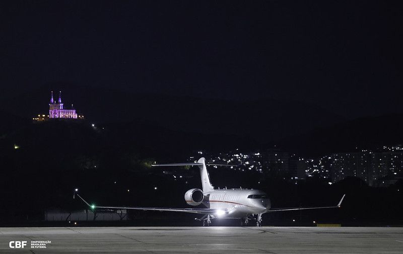 Veja imagens do desembarque de Ancelotti no Rio para assumir a Seleção Brasileira