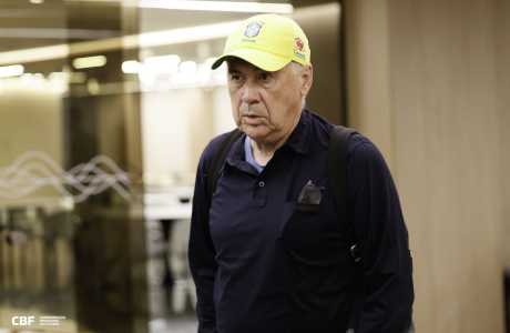 Carlo Ancelotti desembarcou no Rio de Janeiro na noite desse domingo (25)
