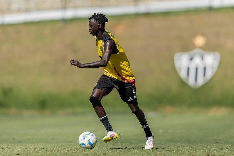 Jovem de Guiné treina com elenco principal do Atlético pela primeira vez