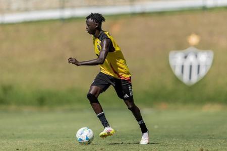 Mamady Cisse em treino com time principal do Atlético