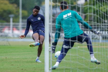 Atacante Ruan Pablo tenta finalização em treino do Bahia nesta segunda-feira (26)