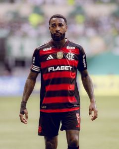 Gerson em ação na partida entre Flamengo e Palmeiras, pelo Brasileirão, em São Paulo