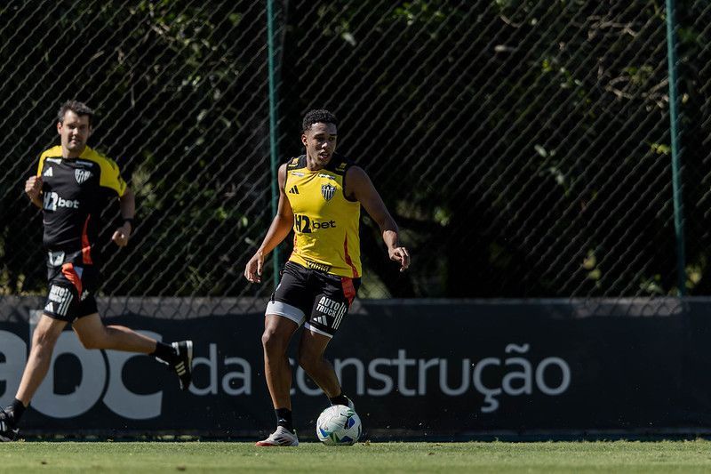 De saída, Palacios impressiona com dribles desconcertantes em treino do Atlético; veja