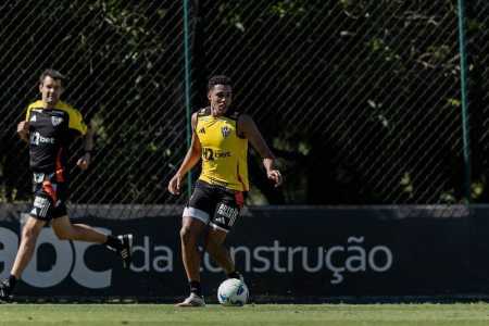 Brahian Palacios em treino do Atlético