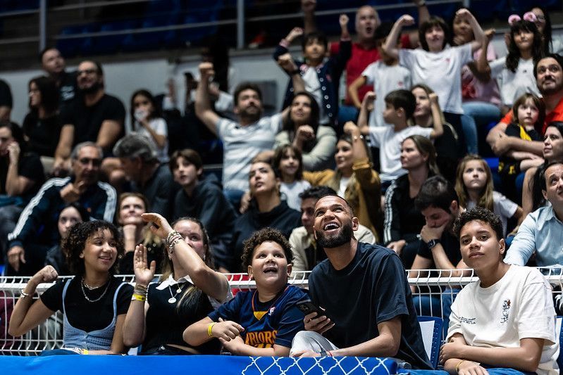 Everson, do Atlético, acompanha vitória do KTO Minas sobre Bauru pelo NBB