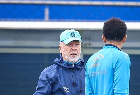 Mano Menezes, do Grêmio, falou sobre a necessidade de reforços