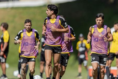Bernard, Junior Alonso e Bernard durante treino na Cidade do Galo, CT do Atlético, para jogo da Sul-Americana de 2025